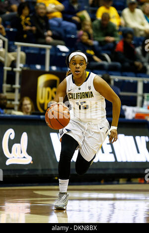 Berkeley, CA, USA. 7. Dezember 2013. 7. Dezember 2013 - Berkeley CA USA California Bears G # 15 Brittany Boyd den Ball aus der Mitte Gericht Fahrt zur Grundlinie und Gäste während der NCAA Womens Basketball Spiel zwischen Pacific University Tigern und California Golden Bears 68 66 Überstunden gewinnen bei Hass Pavillon Berkeley Calif Credit: Csm/Alamy Live-Nachrichten Stockfoto