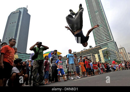 Jakarta, Indonesien. 8. Dezember 2013. Ein Mann aus indonesischen Jumper Gemeinschaft inszeniert einige Parkour und frei laufen Fähigkeiten während der autofreie Tag in Jakarta, Indonesien, 8. Dezember 2013. Bildnachweis: Agung Kuncahya B./Xinhua/Alamy Live-Nachrichten Stockfoto