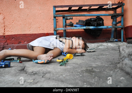 Manila, Philippinen, junge auf der Straße schlafen Stockfoto