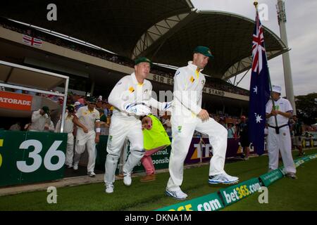 Adelaide, Südaustralien. 8. Dezember 2013.  Australien - spielte Aktion aus der 2. Asche Testspiel in Adelaide Oval. Bildnachweis: Europäische Sportnachrichten fotografische Agentur/Alamy Live Stockfoto