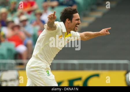 Adelaide, Südaustralien. 8. Dezember 2013.  MITCHELL JOHNSON - Aktion vom 2. Asche Test Match spielte in Adelaide Oval. Bildnachweis: Europäische Sportnachrichten fotografische Agentur/Alamy Live Stockfoto