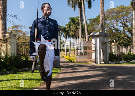 Fidschi Polizei Guard of Honour am Tor zum Government House, Suva. Fidschi-Inseln. Stockfoto