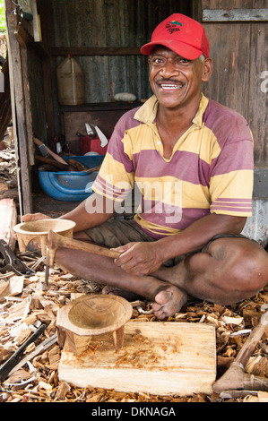 Nico, Holzschnitzer, sitzend mit einem kava Schüssel, eine tanoa, Er hat der Warmwasserboiler. Dorf Muanaicake, Fulaga, südlichen Laus, Fidschi. Stockfoto