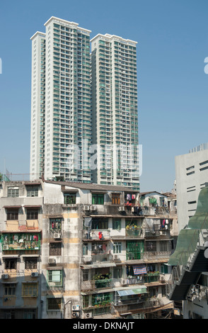 Moderne Wolkenkratzer und traditionelle Häuser in Macao, der Welt am meisten dicht besiedelt-Stadt, ein SAR China Stockfoto