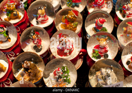 Weihnachten-Schneekugeln zum Verkauf an den Frankfurter deutschen Weihnachtsmarkt, Birmingham, UK Stockfoto