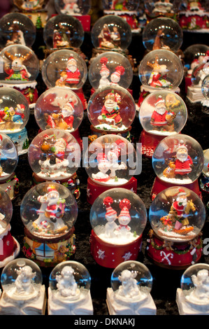 Weihnachten-Schneekugeln zum Verkauf an den Frankfurter deutschen Weihnachtsmarkt, Birmingham, UK Stockfoto