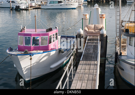 Luxus - Sofa auf Ponton in der Marina in Coffs Harbour Marina, NSW, Australien Stockfoto