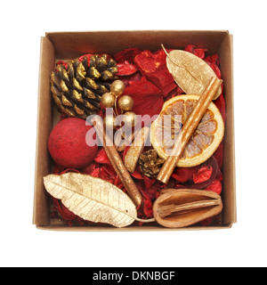 Weihnachten unter dem Motto Potpourri in Geschenkbox isoliert gegen weiß Stockfoto