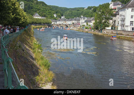 Tretboote am Fluss Semois in Bouillon Stockfoto