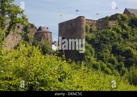 Burg von Godfrey von Bouillon gesehen am Ufer der Semois Stockfoto