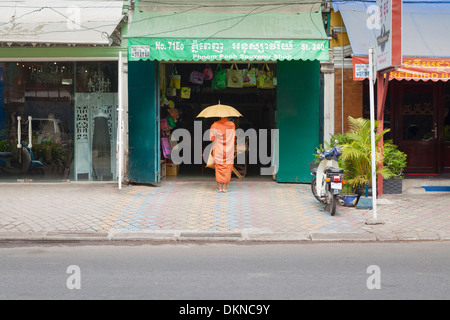 Ein buddhistischer Mönch mit Segnungen auf den Straßen von Phnom Penh, Kambodscha Stockfoto