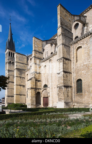 Seitenansicht der Basilika Saint-Remi mit Garten Stockfoto