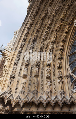 Detail mit Statuen über dem Eingang der Kathedrale Notre-Dame Stockfoto