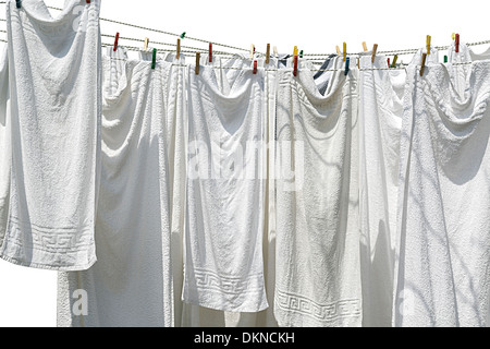weiße Handtücher hängen, Wäscheleine, isoliert auf weiss. Stockfoto