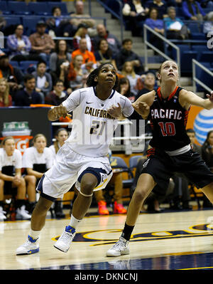 Berkeley, CA, USA. 7. Dezember 2013. 7. Dezember 2013 - Berkeley CA USA Kalifornien Bären F # 21 Reshanda grau und Pacific # 10 Madison Parrish Kampf um den Rebound bei NCAA Womens Basketball-Spiel zwischen Pacific University Tigern und California Golden Bears 68 66 Überstunden zu gewinnen bei der Hass-Pavillon Berkeley Calif Credit: Csm/Alamy Live-Nachrichten Stockfoto