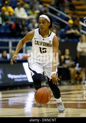 Berkeley, CA, USA. 7. Dezember 2013. 7. Dezember 2013 - Berkeley CA USA California Bears G # 15 Brittany Boyd auf das Fasten brechen ziehen Sie am oberen Rand der Schlüssel und der Punktzahl bei NCAA Womens Basketball-Spiel zwischen Pacific University Tigern und California Golden Bears 68 66 Überstunden gewinnen bei der Hass-Pavillon Berkeley Calif Credit: Csm/Alamy Live-Nachrichten Stockfoto