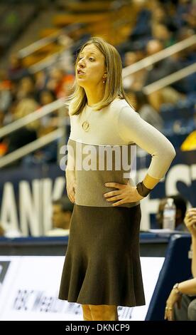 Berkeley, CA, USA. 7. Dezember 2013. 7. Dezember 2013 - Berkeley CA USA California Bears Head Coach Lindsay Gottlieb bei NCAA Womens Basketball-Spiel zwischen Pacific University Tigern und California Golden Bears 68 66 Überstunden gewinnen bei der Hass-Pavillon Berkeley Calif Credit: Csm/Alamy Live-Nachrichten Stockfoto