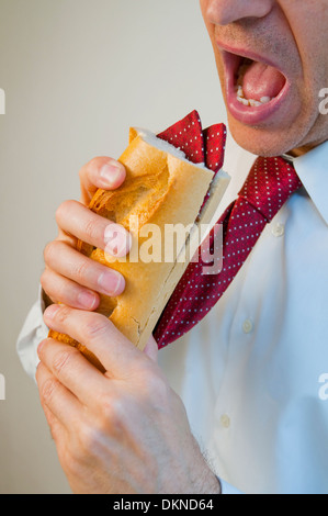 Menschen Essen einen Sandwich gemacht seine eigene Krawatte. Stockfoto