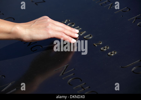 Inschrift am September 11 Memorial, New York City, USA Stockfoto