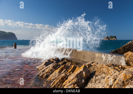 Stein Wellenbrecher mit brechenden Wellen. Adria, Montenegro Stockfoto