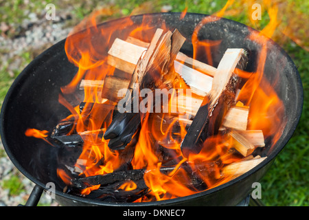 Nahaufnahme Foto von natürlichen großer Grill Feuer auf Holz Stockfoto