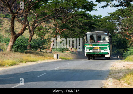 Indischen Bus / Trainer Aufstoßen, Diesel Rauch in der indischen Landschaft reisen. Andhra Pradesh, Indien Stockfoto