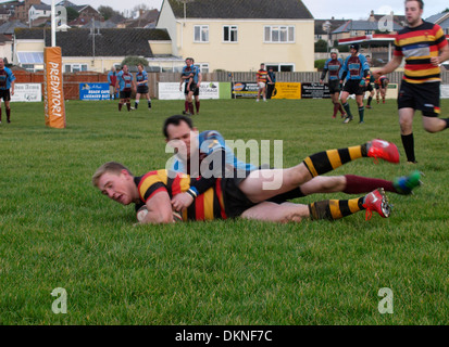 Scoring einen Versuch, Amateur Rugby Spiel, Bude, Cornwall, UK Stockfoto