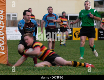 Scoring einen Versuch, Amateur Rugby Spiel, Bude, Cornwall, UK Stockfoto