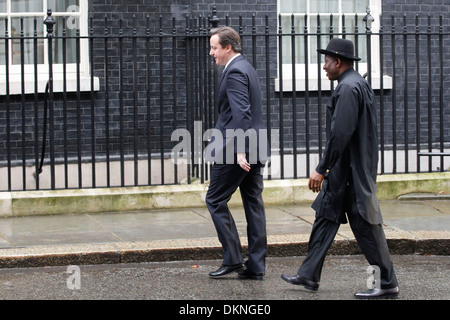 Britische Premierminister David Cameron (L) begrüßt nigerianische Präsident Goodluck Ebele Azikiwe Jonathan Stockfoto