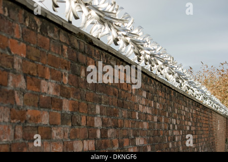 Anti-Kletterwand Gerät auf einer Wand. Stockfoto