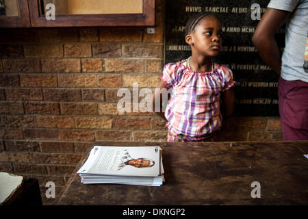 Soweto, Süd Afrika. 8. Dezember 2013.  Mitglieder der Kirche Regina Mundi halten einen Gottesdienst, ehemaligen Präsidenten Nelson Mandela auf 8. Dezember 2013 in Soweto, Südafrika zu Ehren. Der Vater der Nation, Nelson Mandela, Tata Madiba, ruhig am Abend des 5. Dezember 2013 in seinem Haus in Houghton mit Familie verstorben. Er wird am 15. Dezember 2013 in Qunu begraben werden. Bildnachweis: Gallo Bilder/Alamy Live News Stockfoto