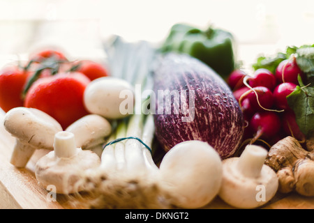 Einheimische Bio-Produkte auf Holzbrett im freien Stockfoto