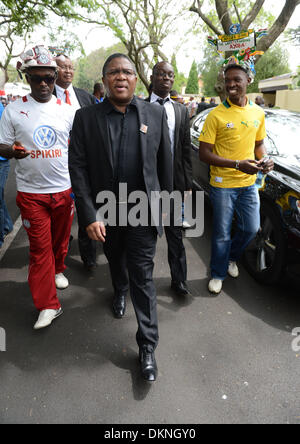 JOHANNESBURG, SÜDAFRIKA. 7. Dezember 2013. Fikile Mbalula bei Pay-letzte Ehre für Ex-Präsident Nelson am 7. Dezember 2013 in Johannesburg, Südafrika. Der Vater der Nation, Nelson Mandela, Tata Madiba, ruhig am Abend des 5. Dezember 2013 in seinem Haus in Houghton mit Familie verstorben. (Foto von Gallo Images / Lefty Shivambu) Stockfoto