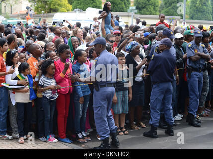 JOHANNESBURG, SÜDAFRIKA. 7. Dezember 2013. Die Tausenden von Hommagen an Ex-Präsident Nelson am 7. Dezember 2013 in Johannesburg, Südafrika. Der Vater der Nation, Nelson Mandela, Tata Madiba, ruhig am Abend des 5. Dezember 2013 in seinem Haus in Houghton mit Familie verstorben. (Foto von Gallo Images / Lefty Shivambu) Stockfoto