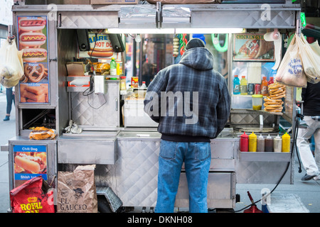 NEW YORK, USA - 24. NOVEMBER: Street Ecke Imbiss-Stand mit Verkäufer von hinten. 24. November 2013 in New York. Stockfoto