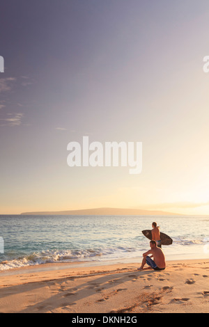 USA, Hawaii, Maui, Makena, Big Beach Surfer Stockfoto