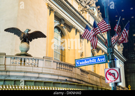 NEW YORK, USA - 26 NOVEMBER: Detail des Eintritts in die Grand Central Station mit Bronze Adler Skulptur. 26. November 2013 Stockfoto