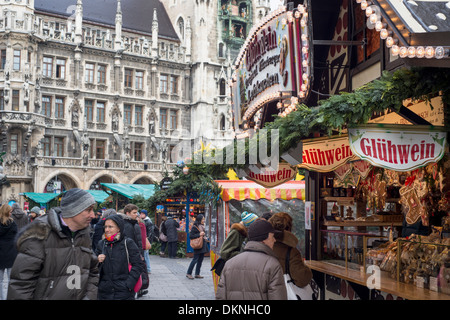 Besucher auf dem Weihnachtsmarkt vor dem Rathaus (Rathaus) am Marienplatz, München, Deutschland Stockfoto