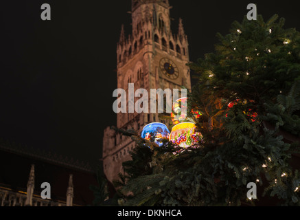 Weihnachtsbaum auf dem Markt vor dem Rathaus (Town Hall) in Marienplatz, München, Deutschland Stockfoto