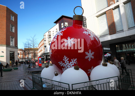 Riesige Weihnachtskugeln in ein modernes Einkaufszentrum. Stockfoto