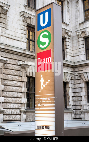 Anzeichen für die U-Bahn, u-Bahn, Straßenbahn und S-Bahn-Schienennetz im Zentrum von München, Deutschland Stockfoto