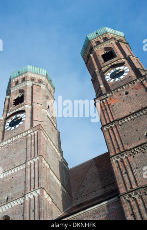 Die Türme der Frauenkirche (Kathedrale unserer lieben Frau) oder der Dom im Zentrum von München, Deutschland Stockfoto