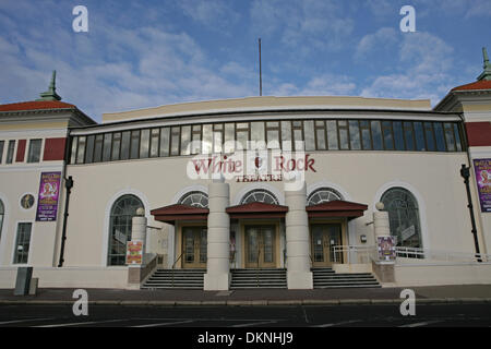 Hastings, UK. 8. Dezember 2013. Hastings White Rock Theatre unter blauen Himmel Credit: Keith Larby/Alamy Live News Stockfoto