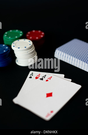 Spielkarten und Poker-Chips auf einem schwarzen Hintergrund Stockfoto