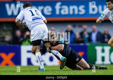 Leicester, UK. 8. Dezember 2013. Altrad wird während der Heineken Cup Rugby Union Befestigung zwischen Leicester Tigers und Montpellier Rugby von Welford Straße, Leicester Leicester auf seine Ladung gestoppt. Bildnachweis: Aktion Plus Sport/Alamy Live-Nachrichten Stockfoto