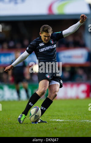 Leicester, UK. 8. Dezember 2013. Flut Coverts die Extrapunkte für Leicester während der Heineken Cup Rugby Union Befestigung zwischen Leicester Tigers und Montpellier Rugby von Welford Straße, Leicester. Bildnachweis: Aktion Plus Sport/Alamy Live-Nachrichten Stockfoto