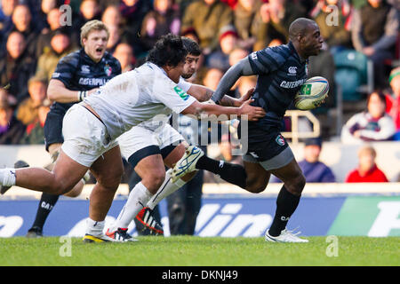 Leicester, UK. 8. Dezember 2013. Goneva Pausen entfernt, um während der Heineken Cup Rugby Union Befestigung zwischen Leicester Tigers und Montpellier Rugby von Welford Straße, Leicester Leicester Spielzügen. Bildnachweis: Aktion Plus Sport/Alamy Live-Nachrichten Stockfoto