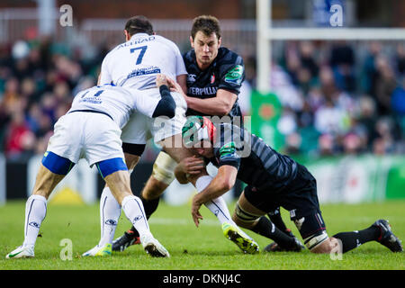 Leicester, UK. 8. Dezember 2013. Altrad von Montpellier wird von Leicester Bekämpfung während der Heineken Cup Rugby Union Befestigung zwischen Leicester Tigers und Montpellier Rugby von Welford Straße, Leicester gehalten. Bildnachweis: Aktion Plus Sport/Alamy Live-Nachrichten Stockfoto