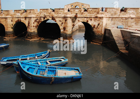 Ruderboote ankern vor der historischen Skala in Essaouira Stockfoto