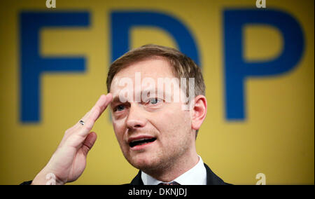 Berlin, Deutschland. 8. Dezember 2013. Der Vorsitzende der FDP, Christian Lindner, hält eine Rede bei der FDP Bundespartei-Konferenz in Berlin, Deutschland, 8. Dezember 2013. Die Delegierten stimmten ein neues Führungsteam für die Partei. Foto: Stephanie Pilick/Dpa/Alamy Live News Stockfoto